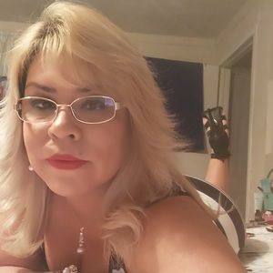 Meet your Posher, Cristela